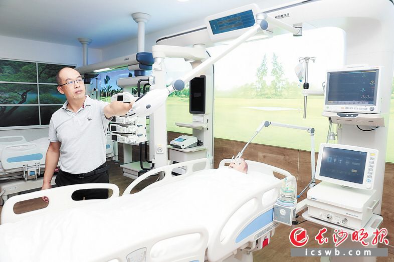 　　湖南太阳龙医疗科技有限公司的第三代“立式医护工作站”。   　　长沙晚报全媒体记者 颜开云 摄