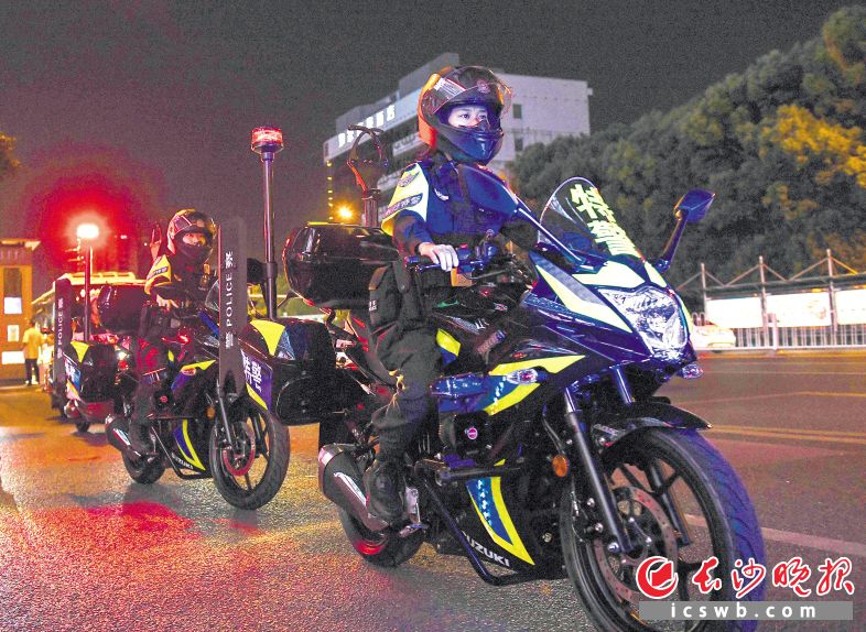 　　近日，女子特警大队队员骑着警用摩托车在长沙街头进行夜间巡逻。 均为长沙晚报全媒体记者邓迪摄