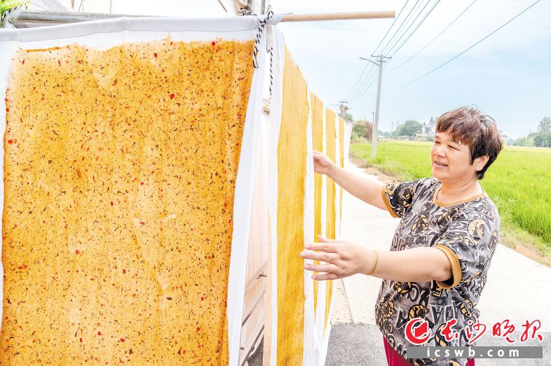 在双江口镇山园村，勤劳村民正在晒制当地美食酸枣糕。图片均为陈飞 摄