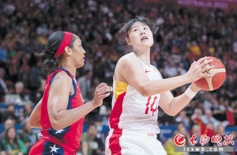 中国队球员李月汝（右）在比赛中。新华社发