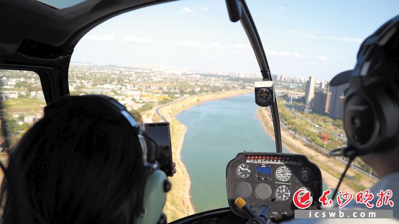 捞刀河畔乘坐直升机俯瞰长沙的活动吸引了大批游客前来体验。 长沙晚报全媒体记者 刘晓敏 摄