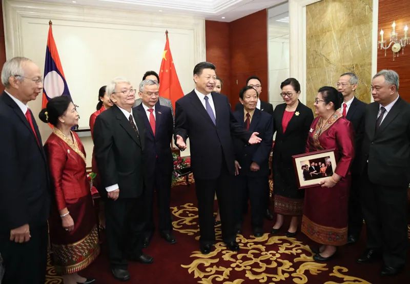 2017年11月14日，习近平在万象下榻饭店会见老挝奔舍那家族友人。 新华社记者 兰红光 摄
