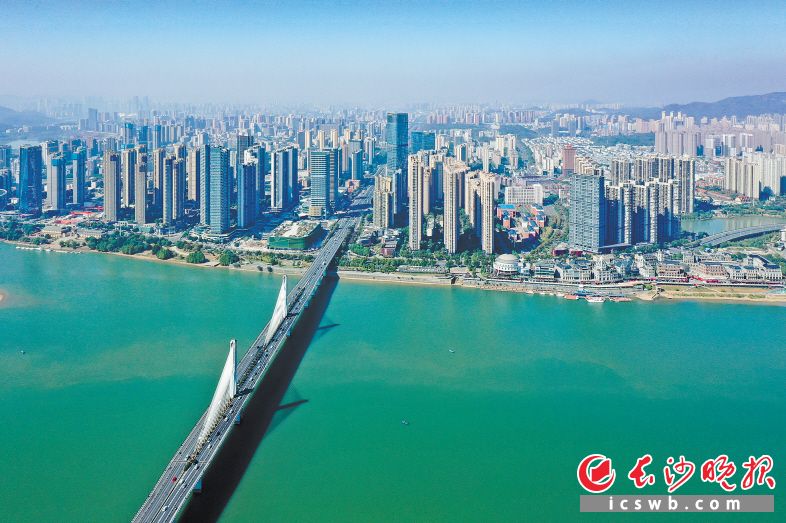 　　银盆岭大桥　　2022年8月15日，隔江眺望滨江新城，不断长高的城市建筑构筑成错落有致的城市天际线。