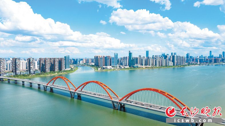 　　福元路大桥　　2022年航拍镜头下的福元路大桥就像一条横跨湘江的巨龙。
