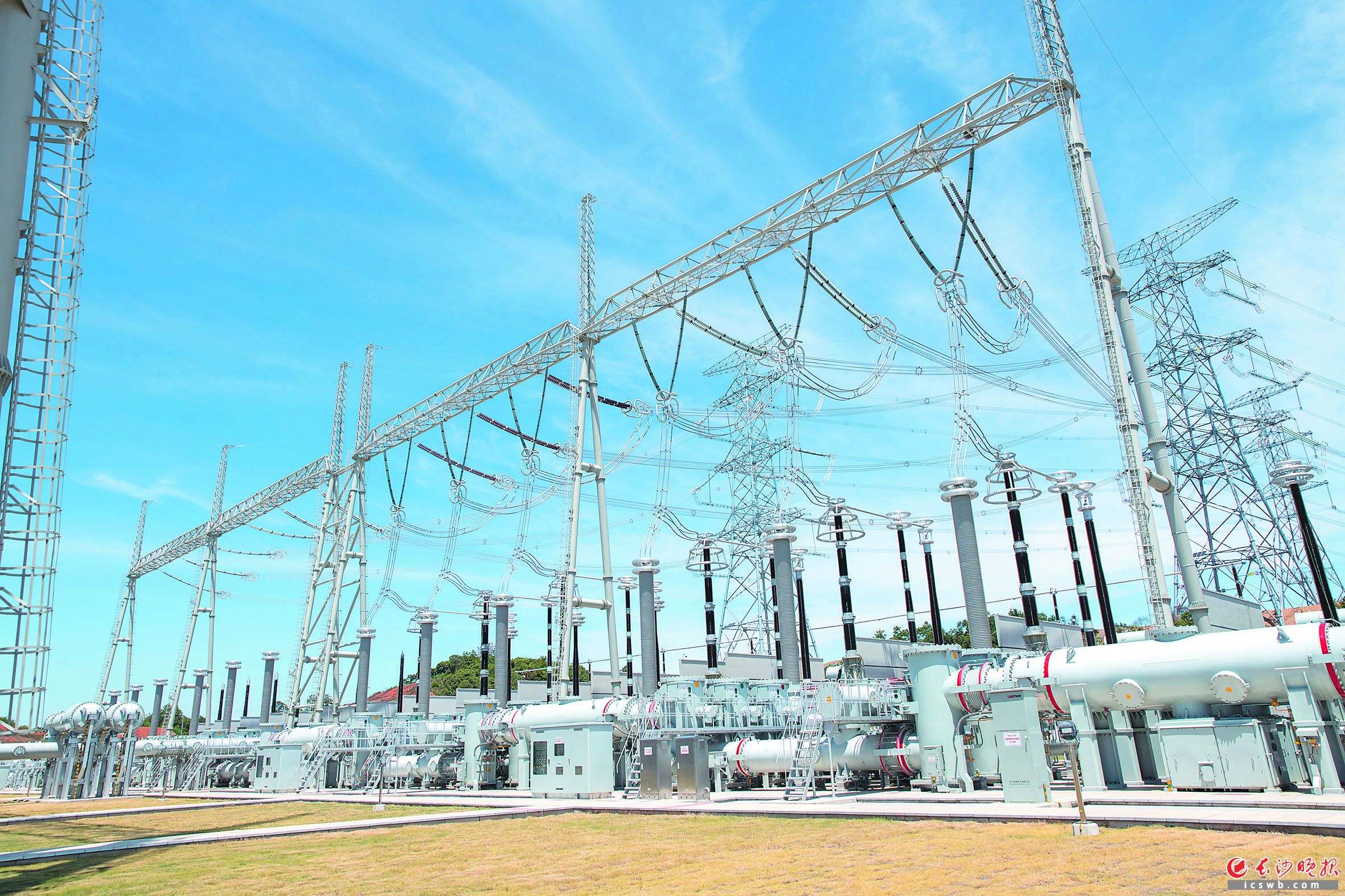 　　长沙电网建设频频刷新“长沙速度”。图为1000千伏潇湘变电站。　　均为国网长沙供电公司供图