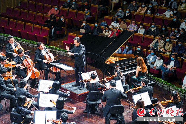 长沙交响乐团音乐总监范焘担任指挥，国际钢琴家陈萨担任钢琴独奏，为参加峰会的各城市交响乐团嘉宾和广大星城乐迷带来了一个美妙的夜晚。