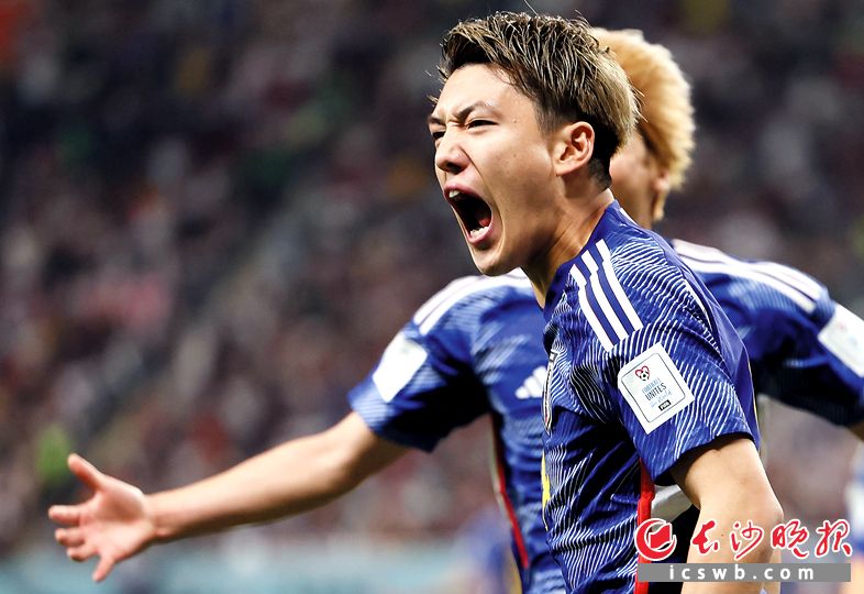 日本队球员堂安律进球后庆祝。新华社记者 潘昱龙 摄