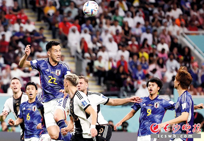 　　日本队球员吉田麻也（上）在比赛中争顶。    新华社记者 曹灿 摄