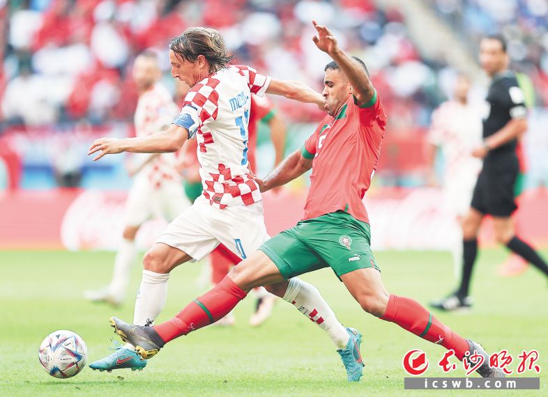 　　克罗地亚队球员莫德里奇（左）与摩洛哥队球员阿格德拼抢。　　新华社记者 丁旭 摄