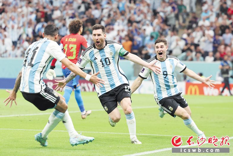 　　阿根廷队球员梅西（中）庆祝进球。 新华社记者 徐子鉴 摄