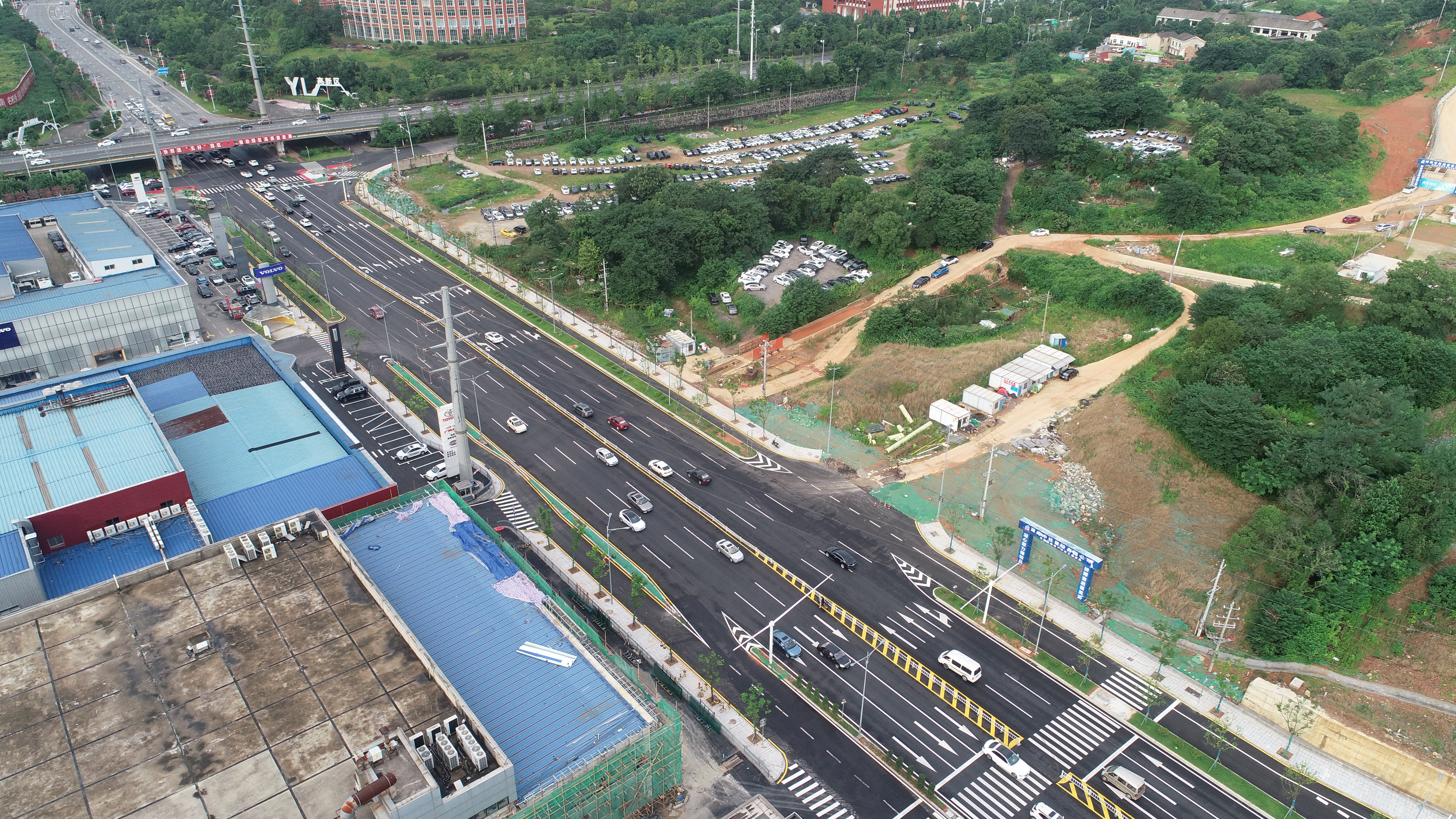 含浦大道4S城段改扩建工程完工。