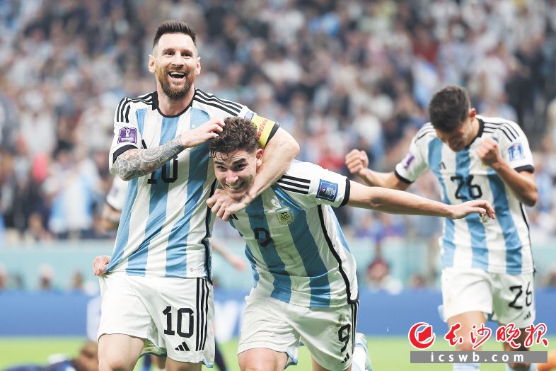 　　阿根廷队球员阿尔瓦雷斯（右）在比赛中进球后与队友梅西庆祝。 　　新华社记者 徐子鉴 摄