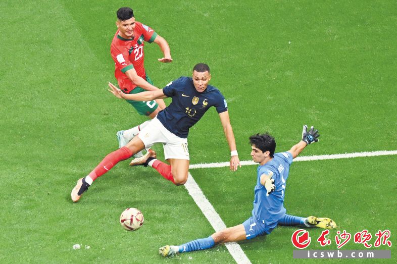 法国队球员姆巴佩（中）在与摩洛哥队的比赛中射门。 新华社记者 肖艺九 摄