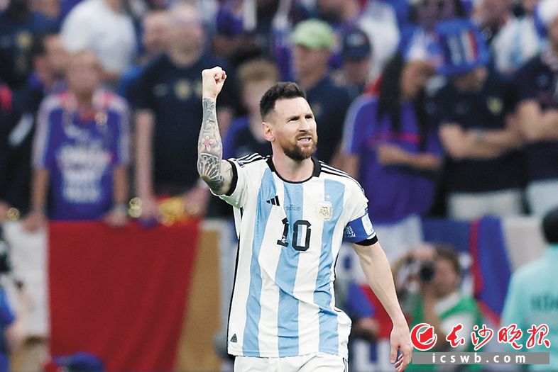 阿根廷队球员梅西在比赛中主罚点球破门后庆祝。　　新华社记者 曹灿 摄