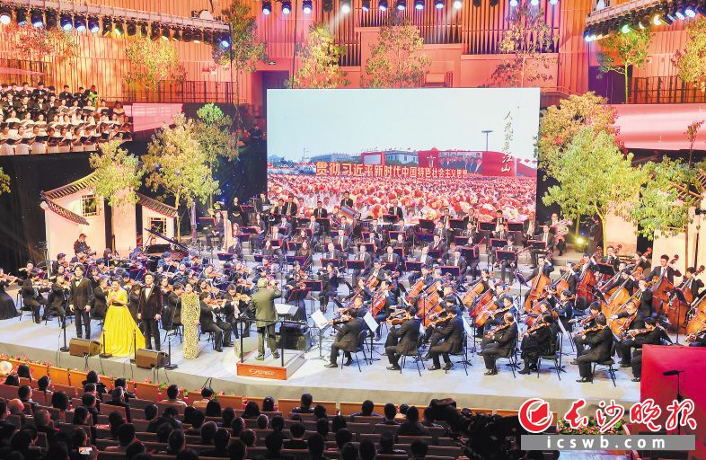 　　1月10日晚，2023年长沙新年音乐会《岳麓书院》大型交响组曲音乐会在长沙音乐厅举行。长沙晚报全媒体记者 余劭劼 摄