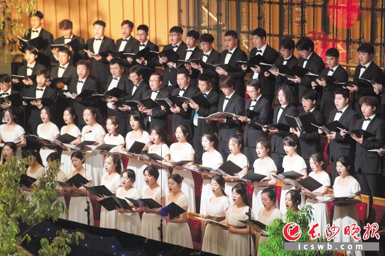 　　▲湖南师范大学天籁合唱团和长沙交响乐团歌剧中心合唱团参与合唱。