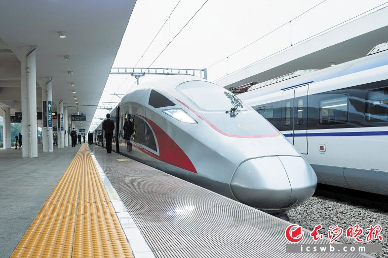 2022年12月26日，渝厦高铁常益长段全线贯通，进一步促进长株潭城市群与湘西北产业带融合发展。 周数邑 摄