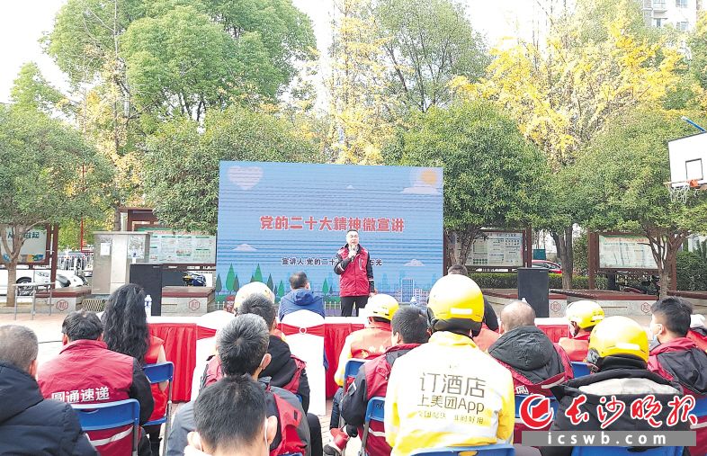 　　党的二十大代表马石光在高桥街道永祥社区分享参会经历和感受。