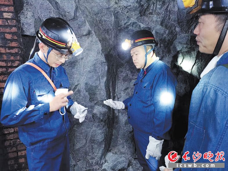 　　中战集团董事长刘必安（中）在矿洞内考察。刘玮琳 供图