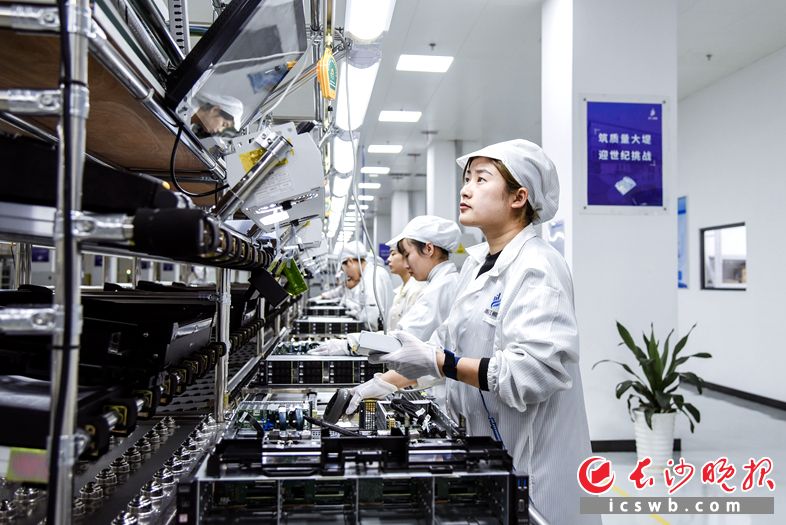 湖南湘江新区聚焦15条产业链重点发力，加快建设现代化产业体系。