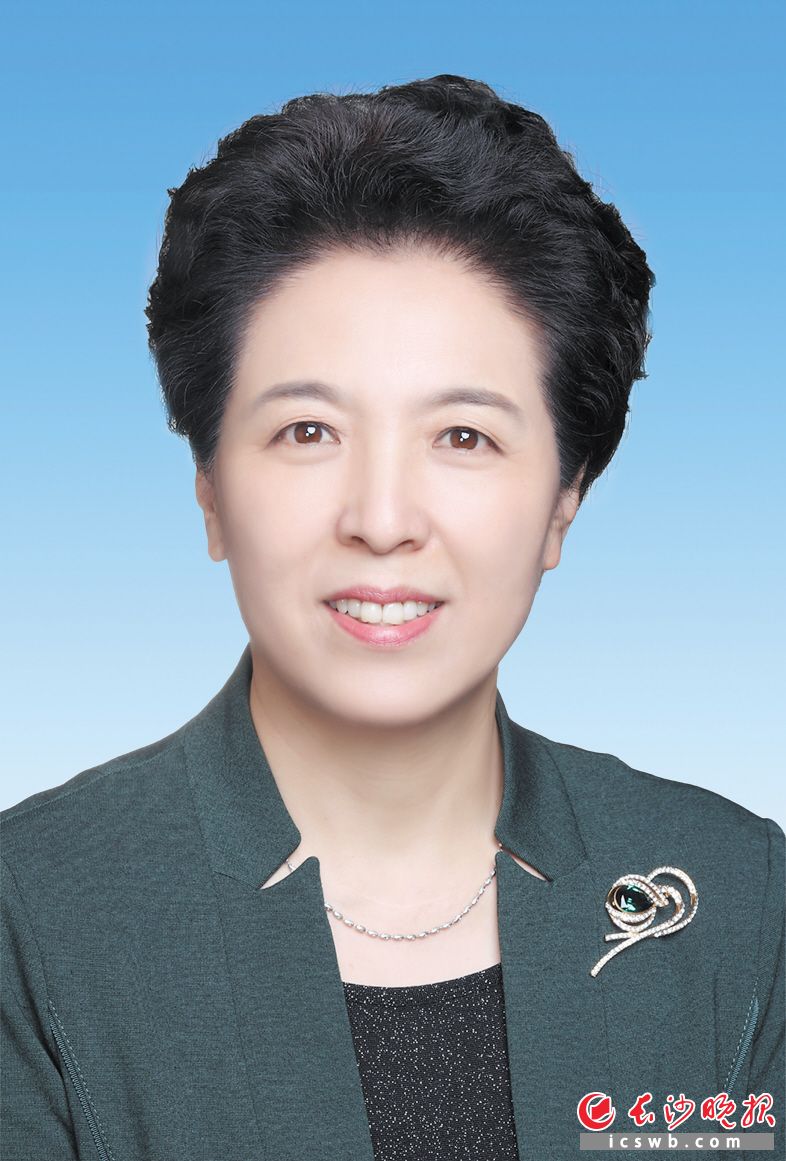 乌兰　　湖南省人大常委会副主任　　乌兰，女，蒙古族，1962年11月生，中央党校研究生，中共党员。