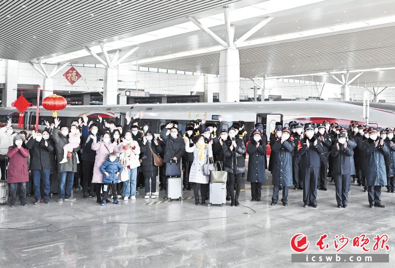 　　1月18日，郑州东站铁路客运干部职工和旅客同习近平总书记视频连线。新华社记者 燕雁 摄