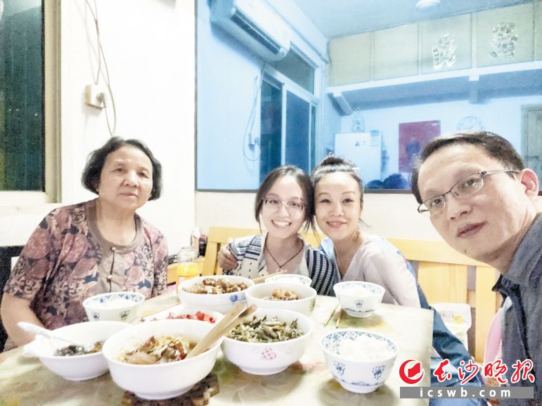 　　回到家的第一顿饭，徐璟萱（左二）吃上了自己想念的家乡美食。                                                      受访者供图