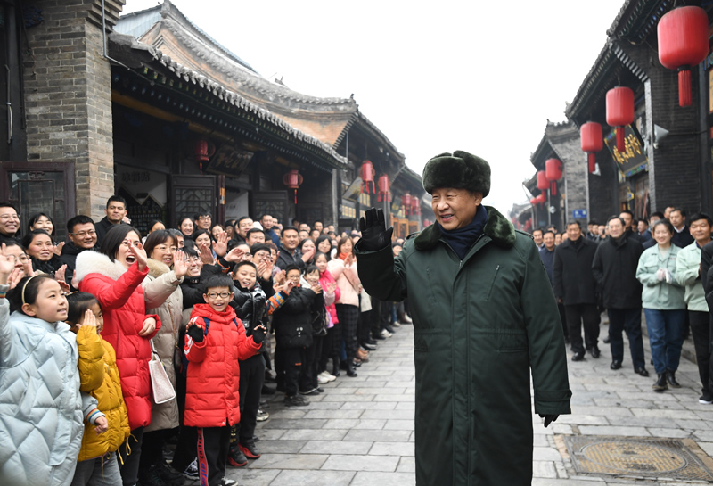 2022年1月27日上午，习近平总书记在山西省平遥古城向现场群众挥手致意，给大家拜年。