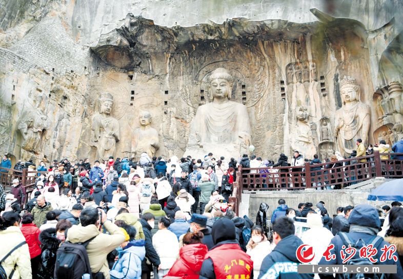　　1月26日，游客在河南省洛阳市龙门石窟景区内游览。经文化和旅游部数据中心测算，今年春节假期全国国内旅游出游3.08亿人次，同比增长23.1%。　　新华社发（张怡熙摄）