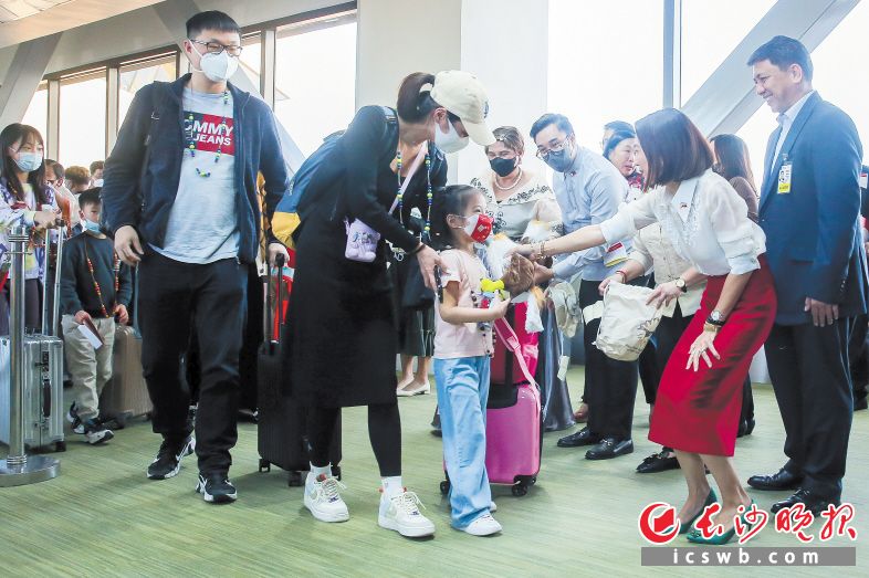 　　1月24日，在菲律宾马尼拉国际机场，菲律宾旅游部长克里斯蒂娜·弗拉斯科（前右二）为中国游客送上伴手礼。新华社发