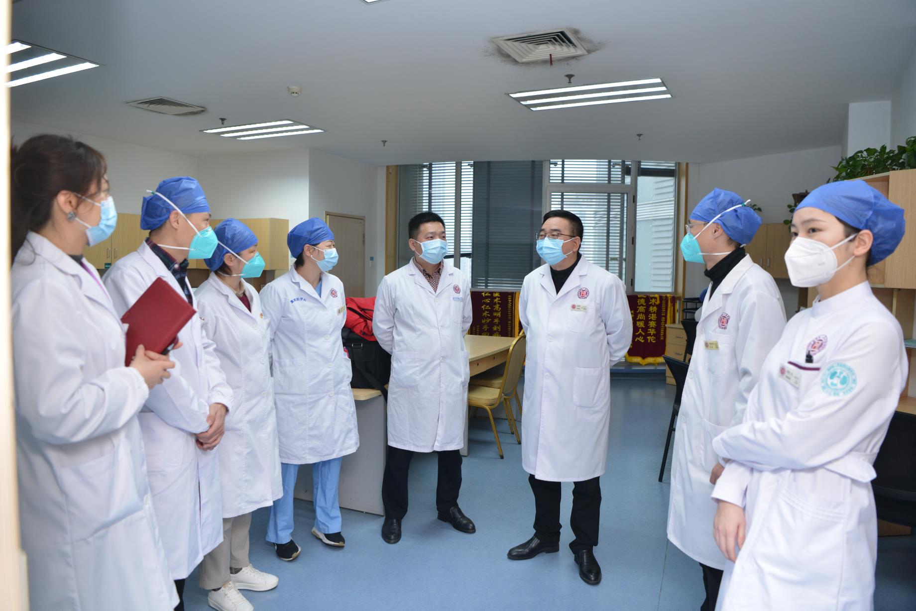 湖南省人民医院院长谭李红表示，在保障在院新冠患者后续治疗的同时，全面恢复正常诊疗秩序，方便患者顺利就医。