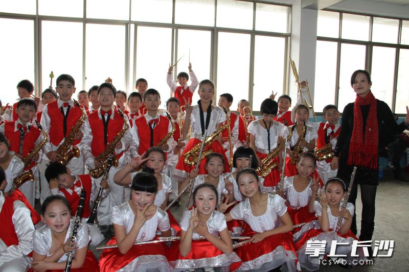 蔡刘丹与学校乐团的孩子们。受访者供图