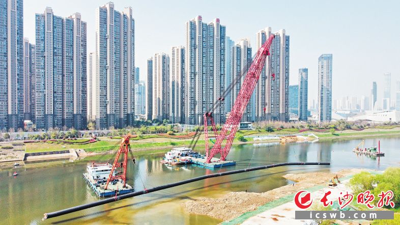 　　15日上午，湘江大道沿线排水等管线改造工程一期浏阳河沉管顺利吊装完成。   　　长沙晚报全媒体 记者  王志伟  摄
