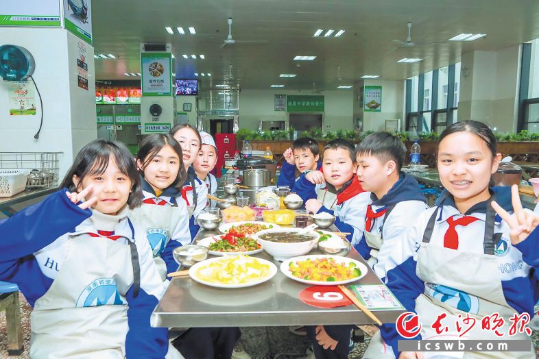 　　湖南省地质中学初一的厨艺课上，学生们分成几个小组，每组成员合作做出了“五菜一汤”。   　　长沙晚报通讯员 刘芳 摄