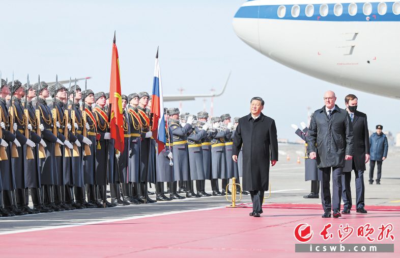 　　当地时间3月20日，国家主席习近平乘专机抵达莫斯科。俄方在机场举行隆重迎宾仪式。这是习近平检阅俄罗斯三军仪仗队并观看分列式。新华社记者 谢环驰 摄