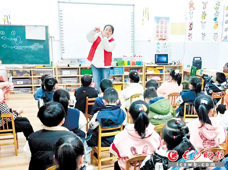 张婷参加学雷锋志愿活动，到幼儿园开展义务助教工作。 受访者供图