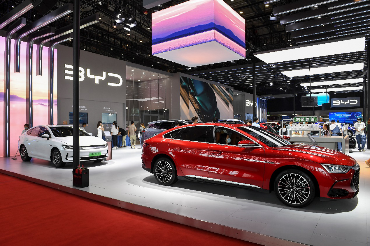 图片2022年7月13日，观众在湖南汽车展览会比亚迪品牌展台看车。