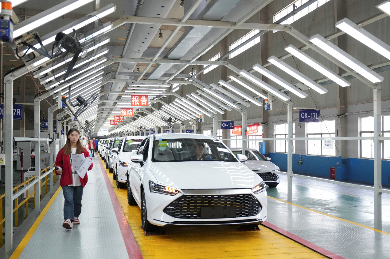 2023年4月8日，比亚迪长沙基地总装车间，工人在新能源汽车生产线上忙碌。