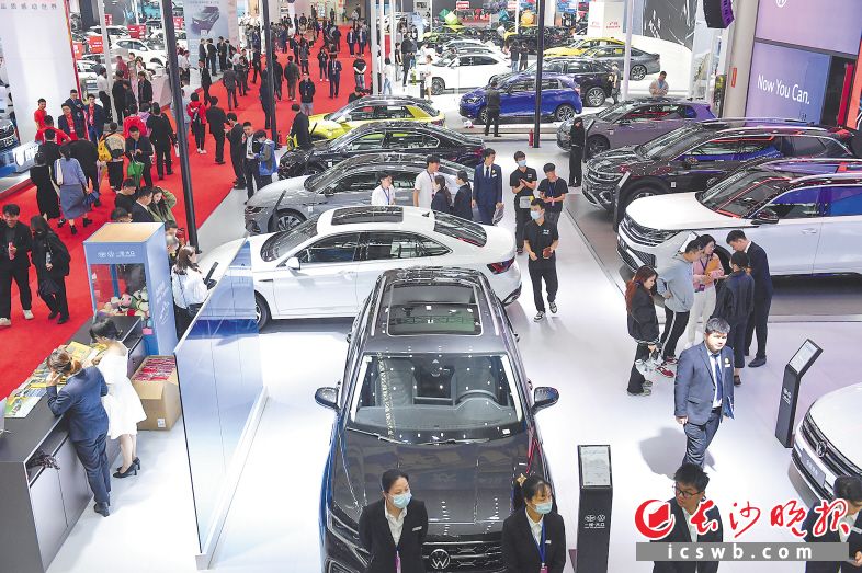 　　4月28日，2023湖南汽车展览会暨长沙市汽车消费节在湖南国际会展中心开幕，百余汽车品牌推出非常“给力”的优惠举措，一年中最好的购车时机来了。　　长沙晚报全媒体记者 王志伟 摄