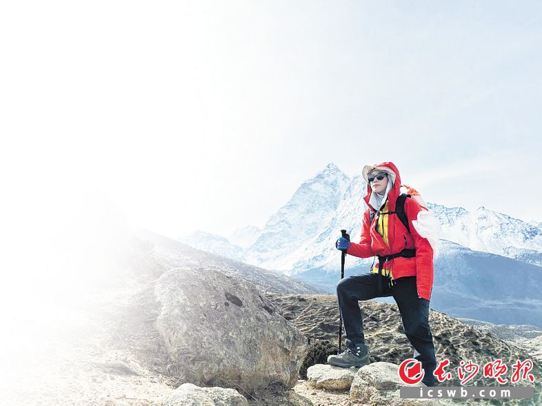 　　徐卓媛在尼泊尔时间5月15日凌晨5时42分从南坡成功登顶珠峰。图为徐卓媛在攀登过程中。受访者供图