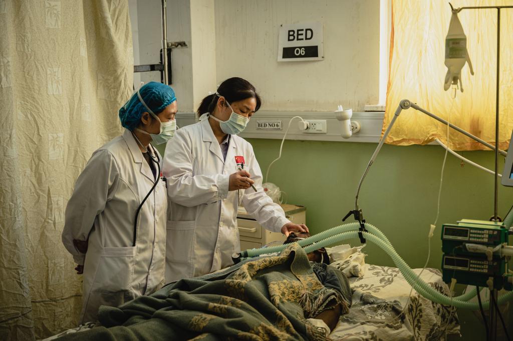 在厄立特里亚首都阿斯马拉的奥罗特医院，中国医疗队医生在为病人会诊。