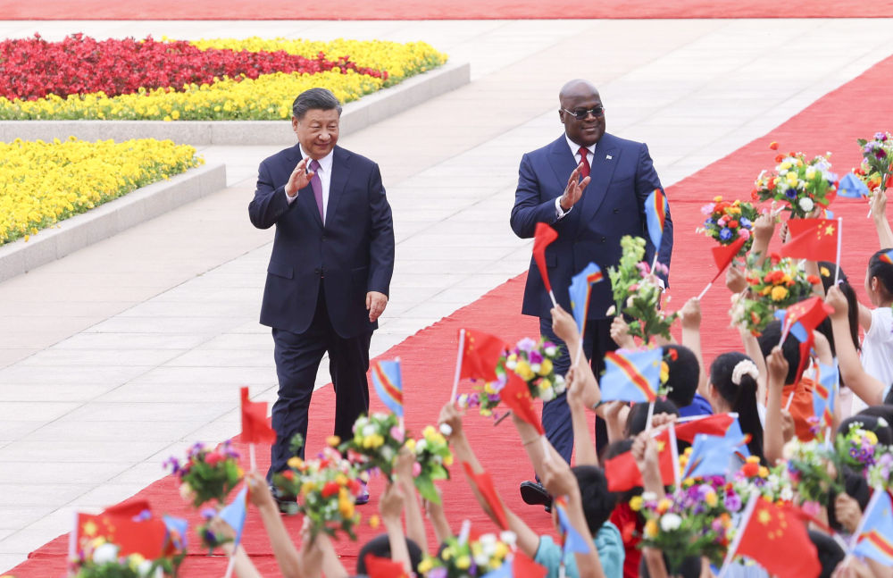 5月26日下午，国家主席习近平在北京人民大会堂同来华进行国事访问的刚果（金）总统齐塞克迪举行会谈。这是会谈前，习近平在人民大会堂东门外广场为齐塞克迪举行欢迎仪式。新华社记者 刘卫兵 摄