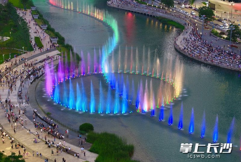 傍晚，市民们正在梅溪湖节庆岛观看音乐喷泉。均为长沙晚报全媒体记者 邹麟 郭雨滴 摄影报道