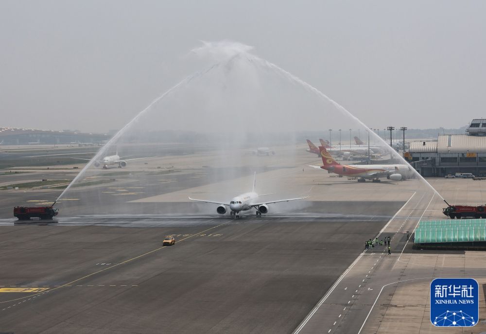 5月28日，C919首个商业航班东航MU9191在北京首都国际机场平安降落。新华社发（魏萌摄）