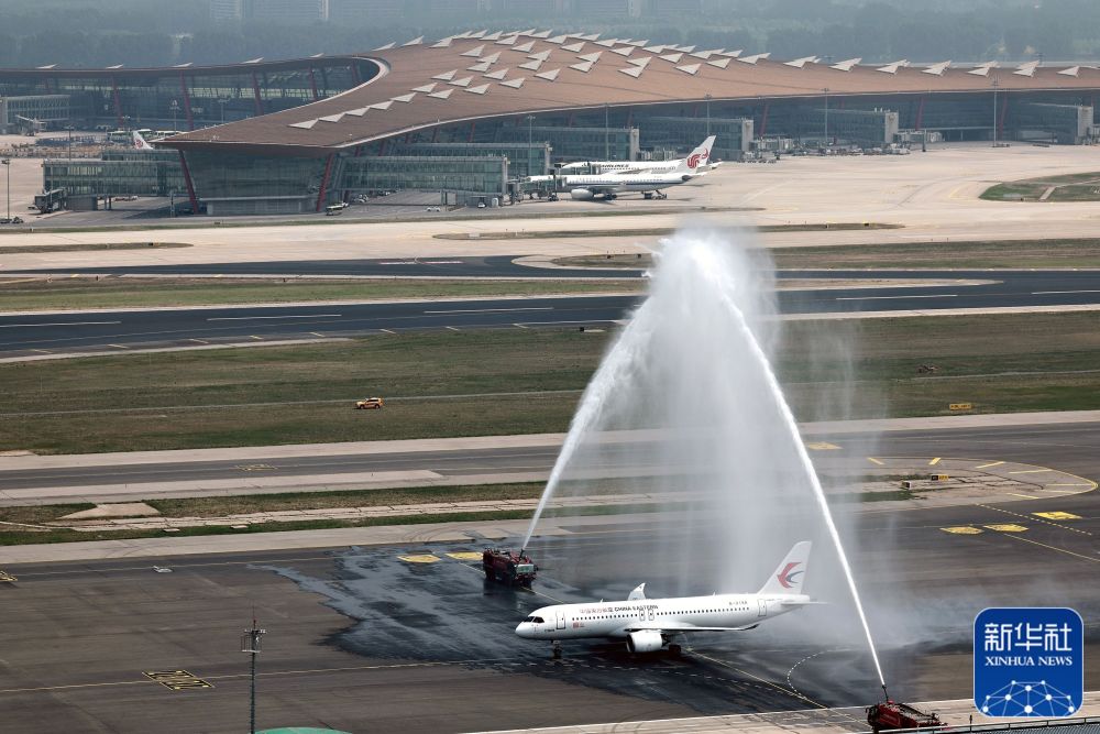 5月28日，C919首个商业航班东航MU9191在北京首都国际机场平安降落。新华社发（汪洋摄）