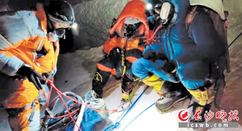 　　湖南省登山队领队范江涛和队友谢如祥在登顶珠峰途中救援登山者。图为救援现场。受访者提供视频截图