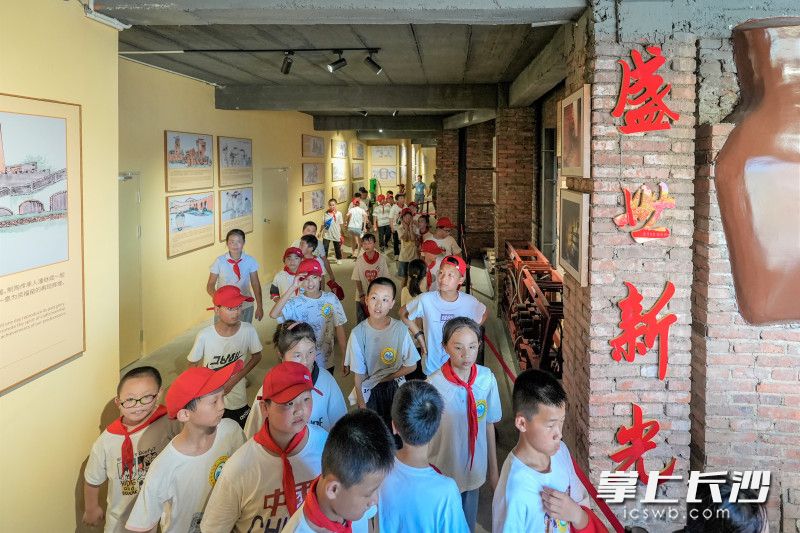 孩子们兴致勃勃地参观资福古窑博物馆。