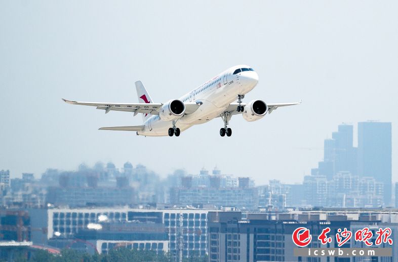 　　5月28日，C919首个商业航班东航MU9191从上海虹桥国际机场起飞。
