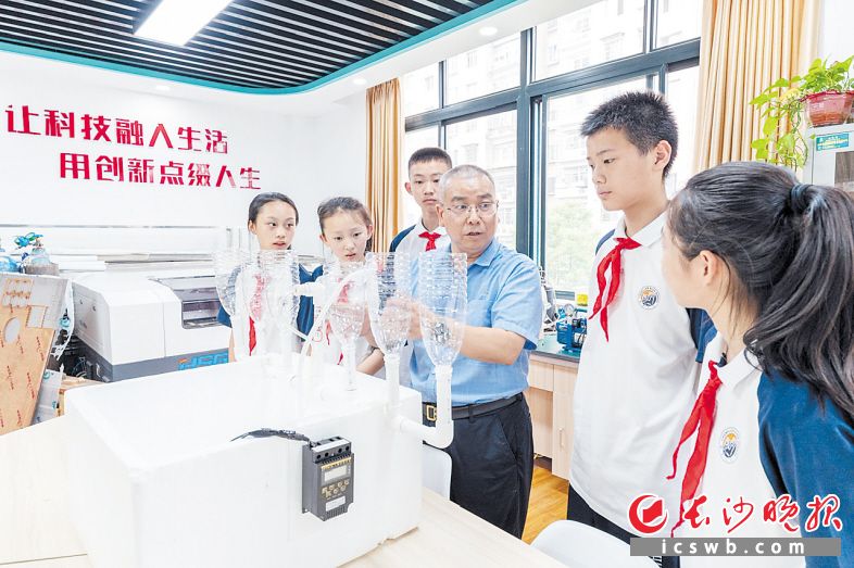 陈水章老师在工作室指导学生进行科创实验。