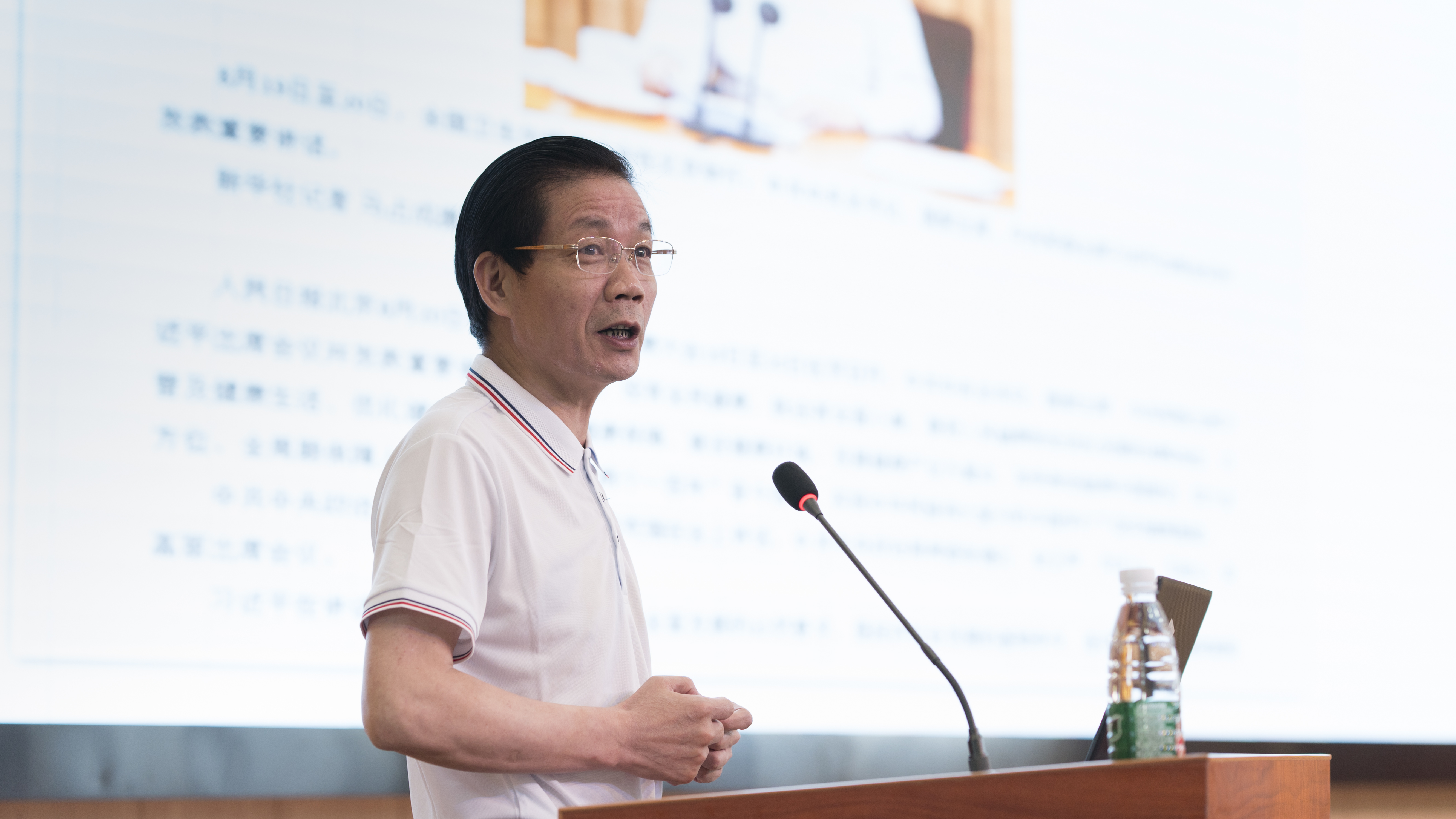 陈国强院士做《健康与疾病》科普报告。